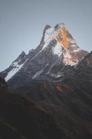 schneebedeckter Berggipfel foto