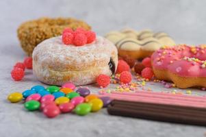 Donuts mit Streuseln und Süßigkeiten foto