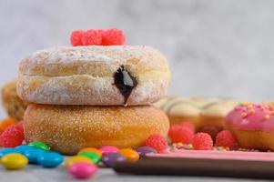 Donuts mit Streuseln und Süßigkeiten foto