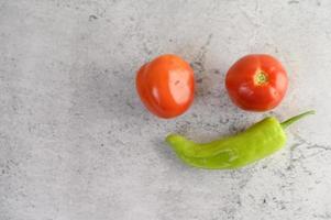 grüne Paprika und frische Tomaten foto
