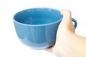 Hand hält eine blaue Tasse foto