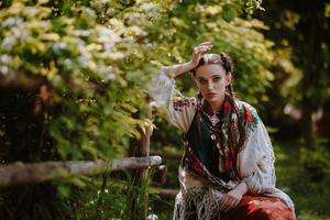 junges Mädchen in einem traditionellen ukrainischen Kleid foto