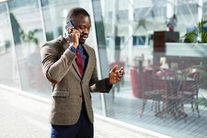 Geschäftsmann am Telefon sprechen foto