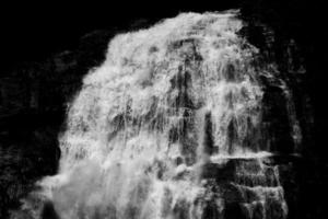 Wasser fällt in Graustufenfotografie foto