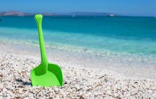 Strandspielzeug für Sommerkinder im weißen Sand foto