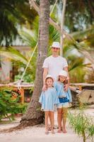 glückliche schöne familie von vater und kindern am weißen strand foto