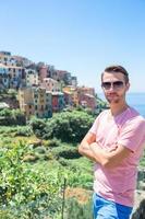 Tourist mit Blick auf die malerische Aussicht auf Manarola, Cinque Terre, Ligurien, Italien foto