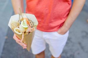 italienisches street food gegrillte meeresfrüchte, fisch, garnelen, calamari und gemüse foto