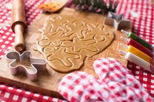 Lebkuchenteig für Weihnachten schneiden foto