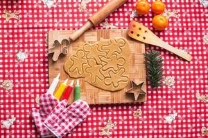 Lebkuchenmann und Weihnachtsplätzchen machen foto