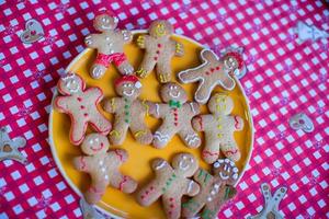 fertige weihnachtslebkuchenplätzchen für weihnachten foto