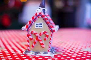 lebkuchenfeenhaus mit bunten süßigkeiten aus hellem weihnachtsbaum foto