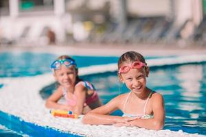 entzückende kleine Mädchen im Freibad foto