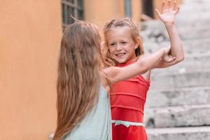 entzückende mode kleine mädchen draußen in der europäischen stadt foto