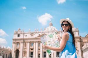 glückliche junge frau mit stadtplan in vatikanstadt und st. Petersdom Kirche, Rom, Italien. foto