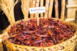 getrocknete Chilis in einem großen Korb foto