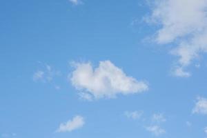 blauer Himmel mit weißen Wolken foto