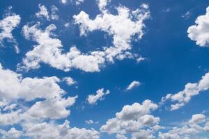 blauer Himmel mit weißen Wolken foto