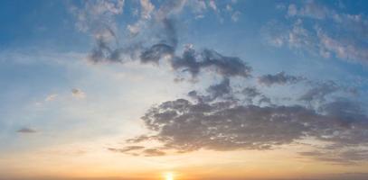 Himmel und Wolken bei Sonnenuntergang foto