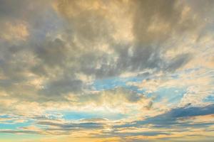 Himmel und Wolken bei Sonnenuntergang foto