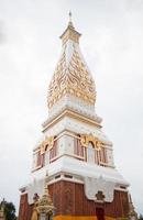 Wat in diesem Phanom, Thailand, 2020 - Wat in diesem Phanom-Tempel unter einem bewölkten Himmel foto
