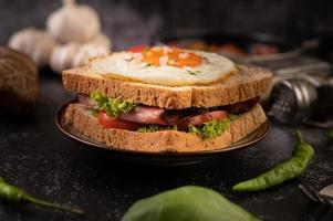 Schinken-Ei-Frühstücks-Sandwich foto