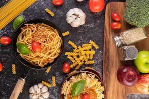 Spaghetti-Nudeln mit Tomaten und Basilikum foto