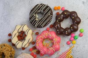 dekorative Donuts auf grauem Hintergrund