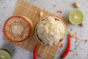 thailändischer Klebreis mit Chilis, Limette und Knoblauch foto