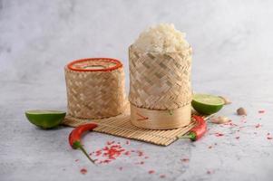 thailändischer Klebreis mit Chilis, Limette und Knoblauch foto