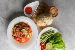 Thai Papaya Salat mit Zutaten foto