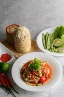 Thai Papaya Salat mit Zutaten foto