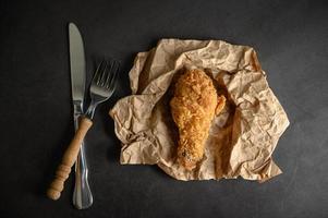 knuspriges Brathähnchen mit Messer und Gabel foto