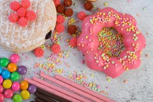 Erdbeer-Donuts mit viel Zuckerglasur foto