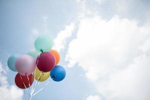 bunte Luftballons gegen einen blauen Himmel foto