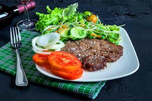 Teller mit Steak und Salat foto