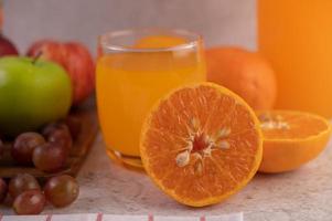 geschnittenes Obst und Saft foto