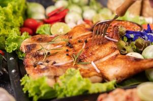 Gegrilltes Hähnchen mit Knoblauch und Paprika foto