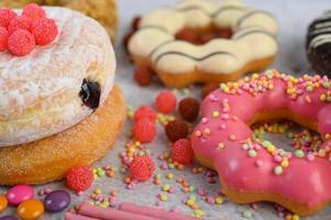 Toppings und Erdbeerdonuts foto