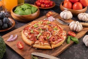 hausgemachte Pizza mit Zutaten foto