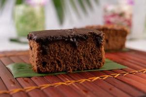 Schokoladenkuchen auf Bambus foto