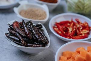 Karottenwürfel, getrocknete Chilis, gerösteter Reis und Chilipaste foto