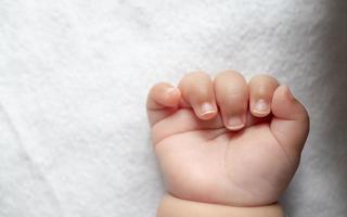 eine neugeborene Babyhand foto