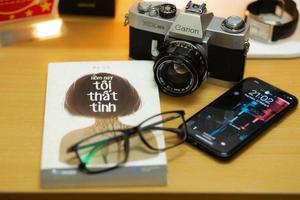 Kamera, Buch und Telefon foto