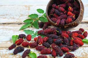 frische Maulbeeren in einer Holzschale foto