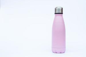 rosa Wasserflasche auf weißem Hintergrund foto