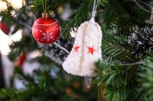 Nahaufnahme einer roten Weihnachtsbaumverzierung foto