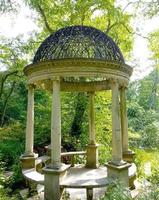 New York City, NY, 2020 - Gondelsäule in einem Garten foto