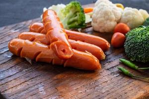 Nahaufnahme von Hotdogs und Gemüse foto