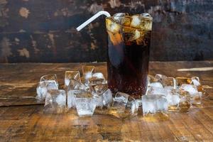 gefrorene Cola mit einem Strohhalm foto